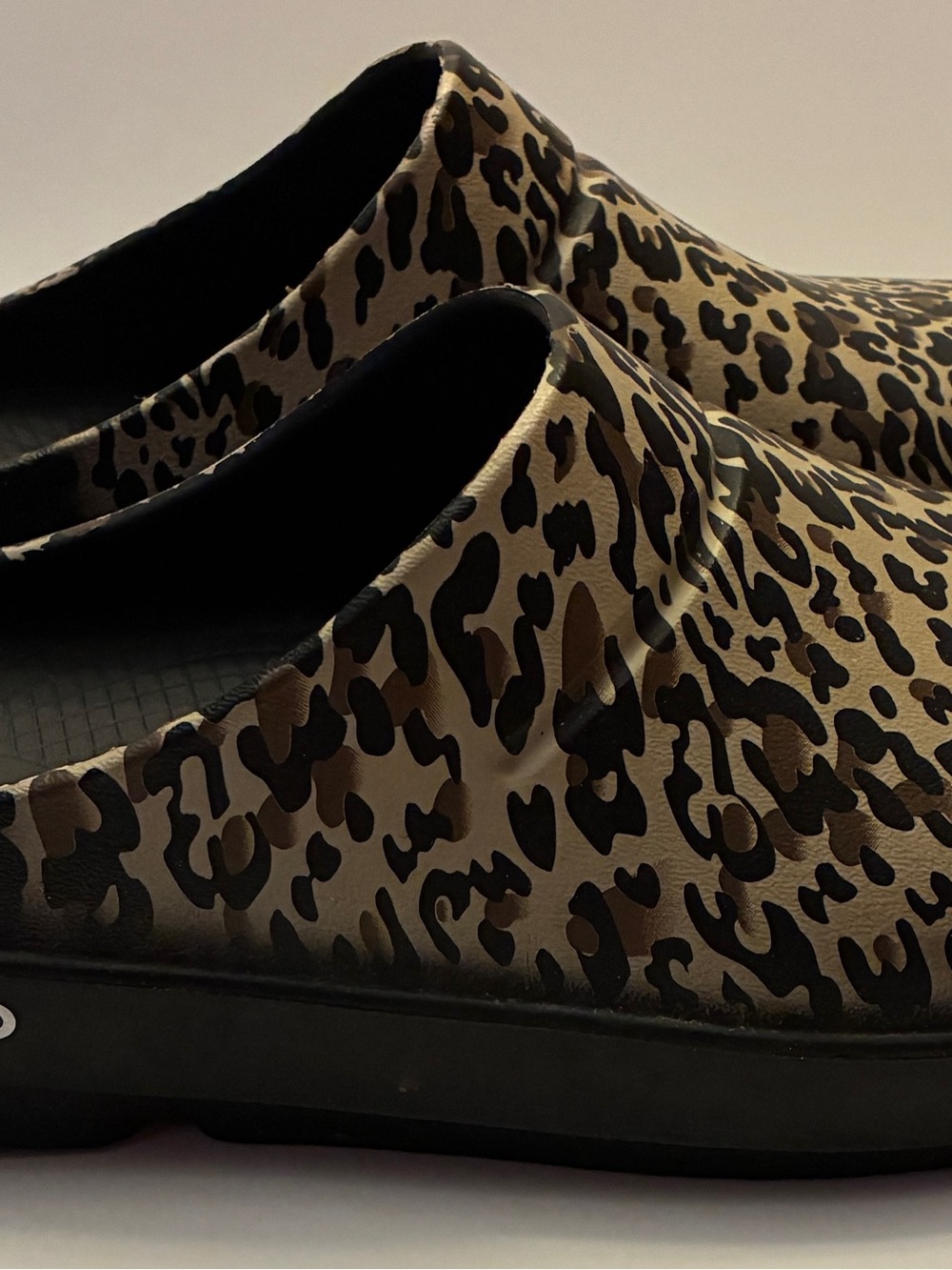 OOFOS Women's Leopard Print Slip-On Clogs in Brown and Black - Picture 3 of 6